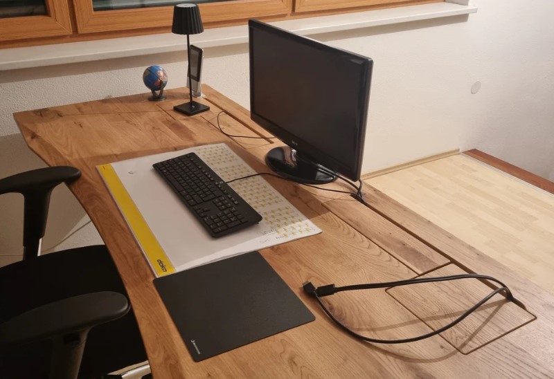 hohenverstellbaret Schreibtisch mit Platz zum Verstecken von Kabeln
